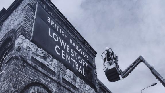 East Anglian Daily Times: Engineers check Lowestoft’s iconic 1950s enamel sign at Lowestoft rail station. East Anglian Daily Times: Engineers check Lowestoft’s iconic 1950s enamel sign at Lowestoft rail station.