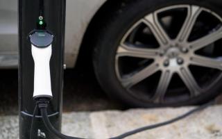 West Suffolk Council has signed a deal which will see around 100 new electric vehicle charging points installed on council-owned land this year.
